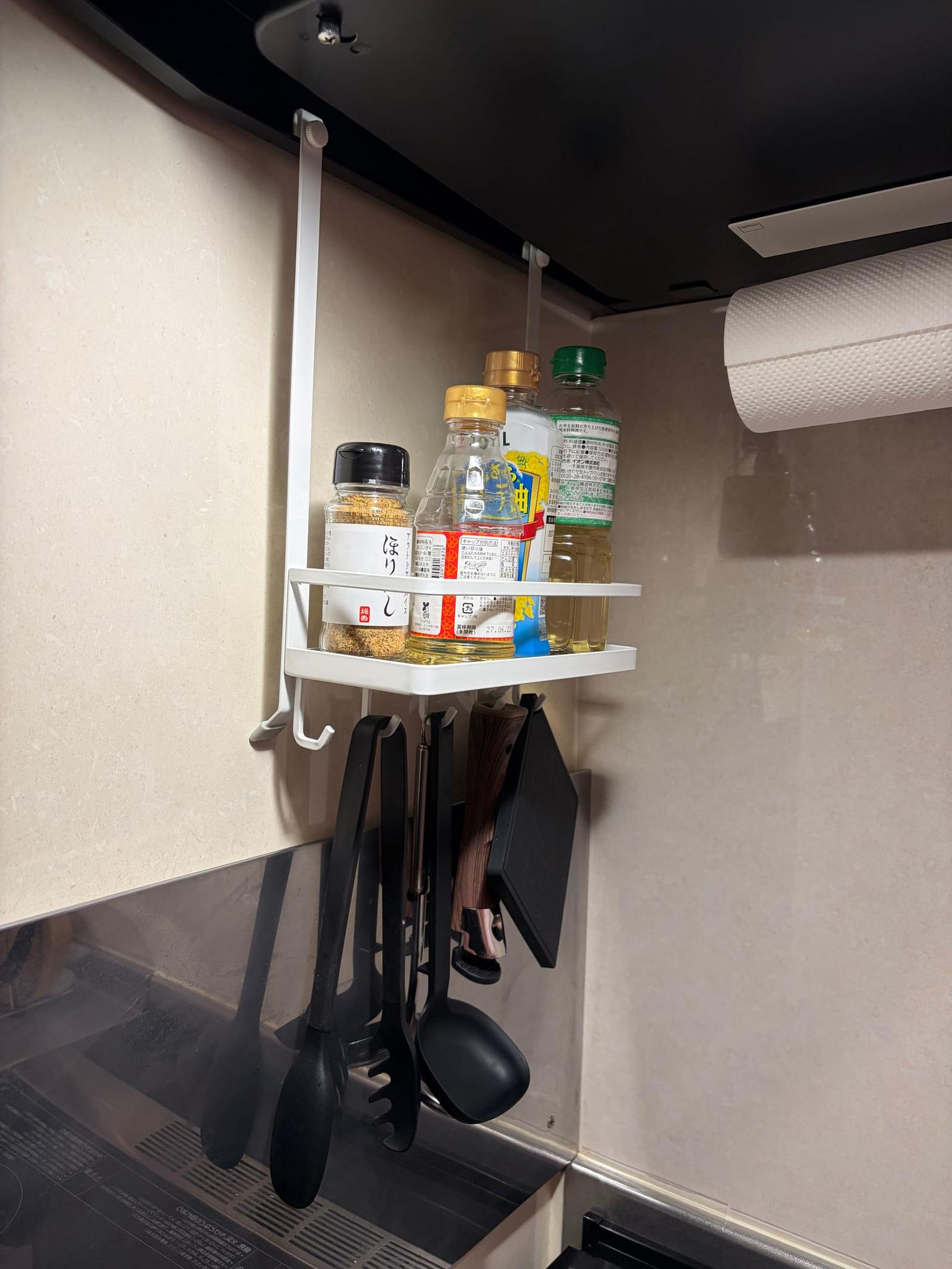 レンジフード調味料ラックを換気扇のフチに設置した様子